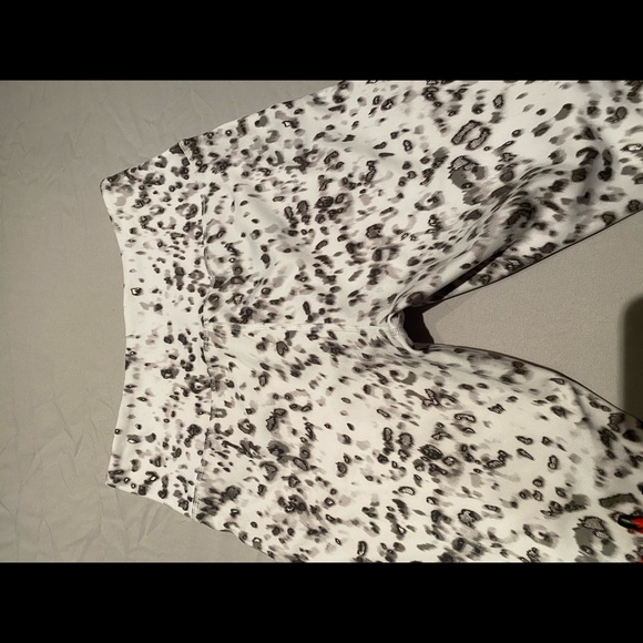 Good American Shin Leggings - Picture 7 of 8